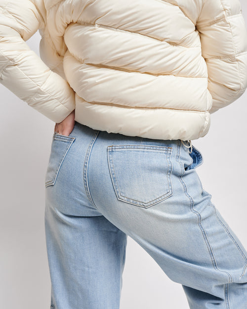 Джинси White Leg з тонким бежевим ремнем.Бокові кармани.